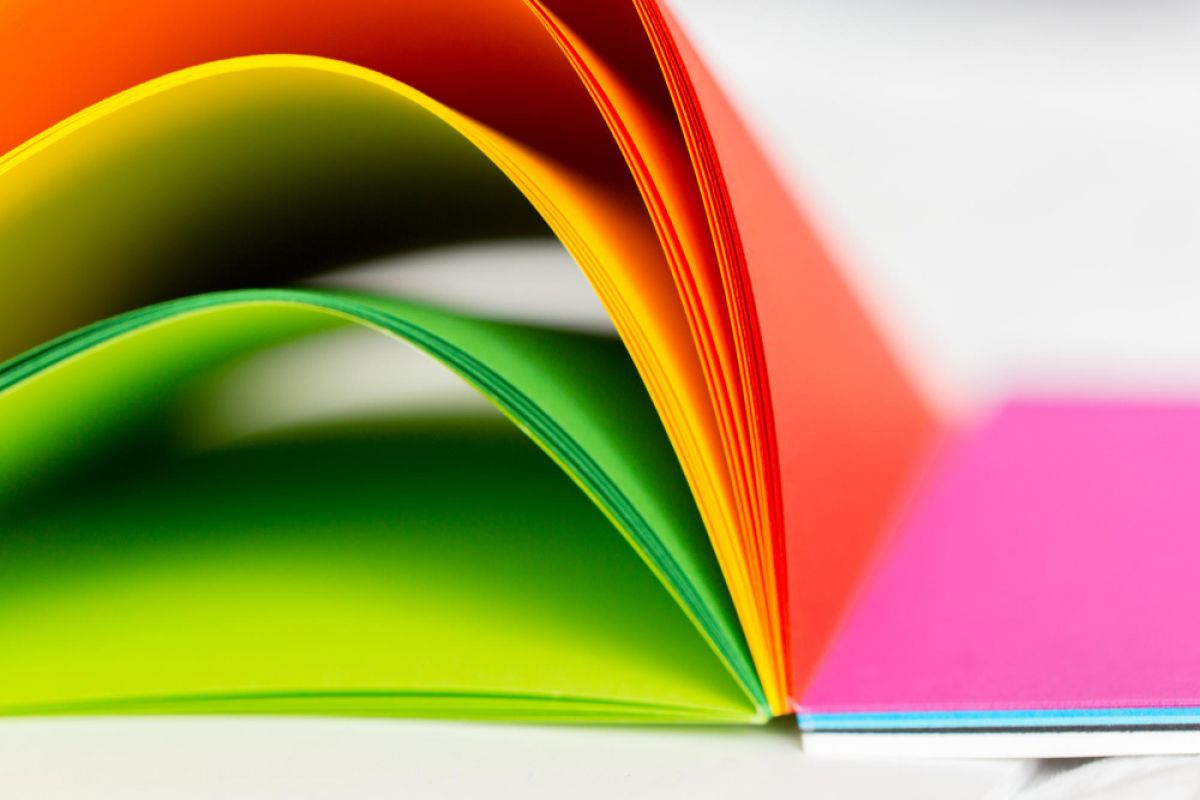 Jak wybrać materiał do druku? Papier, folie, tworzywa – Przewodnik [Mapa Decyzji]